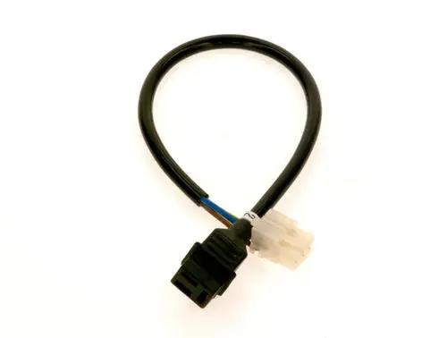 Verbindungsleitung von Bosch mit zwei Steckern, einem schwarzen und einem weißen, auf einem flexiblen Kabel mit mehreren Adern.